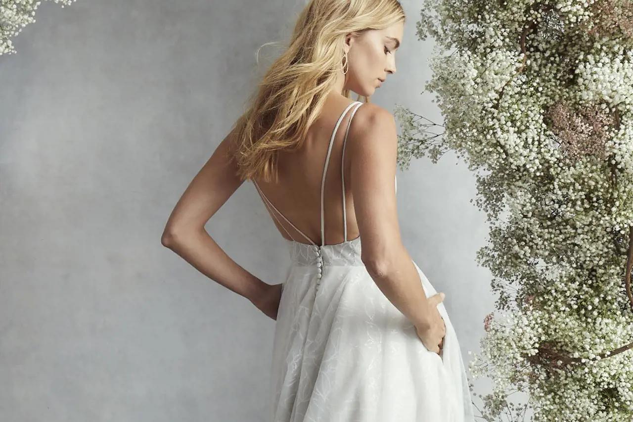 10 GORGEOUS WEDDING DRESSES WITH AMAZING BACKS Image