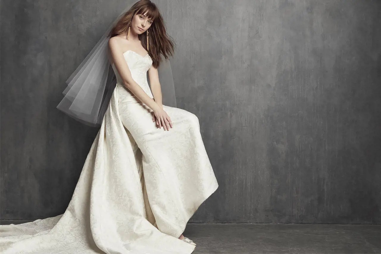 5 GOLD WEDDING DRESSES THAT ARE CLASSIC AND GLAMOROUS. Desktop Image